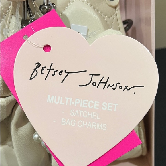 Betsey Johnson | “XO Roxie” w/ Crossbody & 2 Bag Charms (includes gift box) - Picture 2 of 12